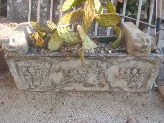 Jardinera de piedra con relieves