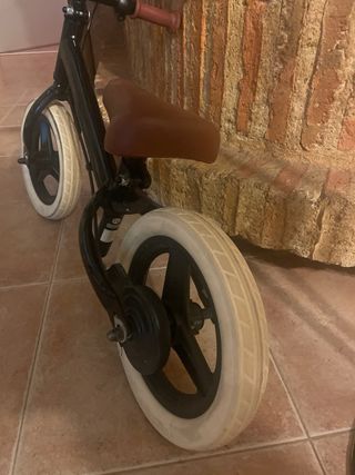 Bici de aprendizaje negra como nueva