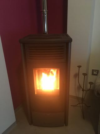 Estufa de pellets negra y gris marca SUPERIOR