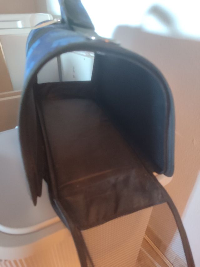 Transportín para mascotas con diseño de huellas