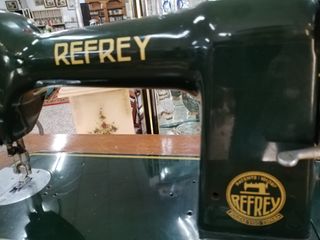 MÁQUINA DE COSER REFREY CON MUEBLE