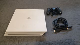 PS4 Pro Blanca 1TB + Mando Negro