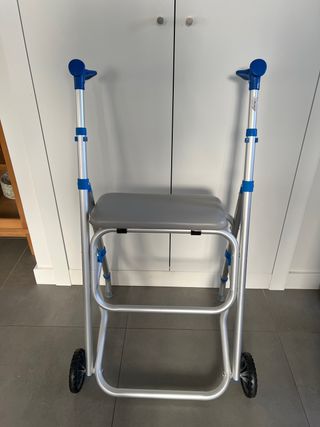 Andador para interiores con asiento