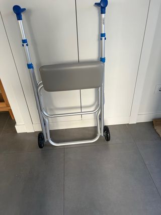 Andador para interiores con asiento