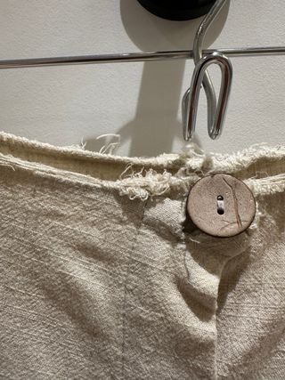 Falda beige con botones de madera