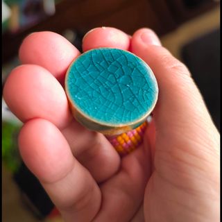 Anillo cerámica azul con textura grietas hielo