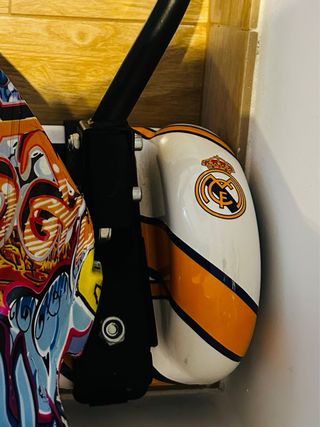 Patineta eléctrica del Real Madrid con asiento.