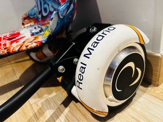 Patineta eléctrica del Real Madrid con asiento.