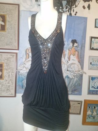 # 6 Vestido Negro con Lentejuelas y Piedras