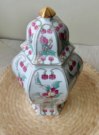 Jarrón de porcelana con tapa 