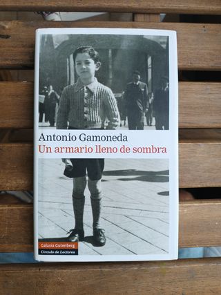 Un armario lleno de sombra (Narrativa) (Spanish...