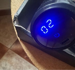 pistola de masaje con 6 velocidades y 4 cabezales