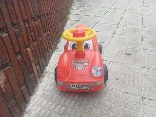 Coche de pedales infantil rojo