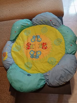 Alfombra de juegos infantil con diseño de flores