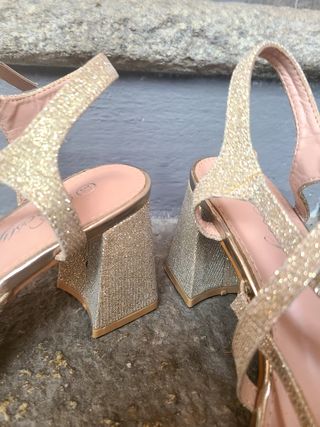 Sandali estivi dorati con tacco