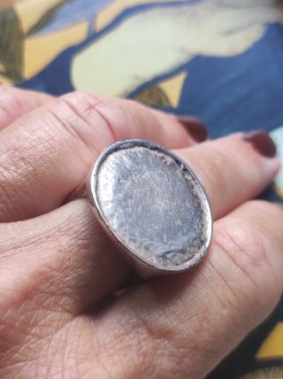 Anillo plateado, tiene 30 años 