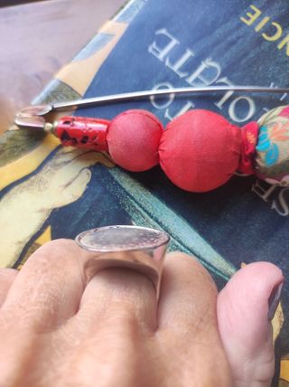Anillo plateado, tiene 30 años 