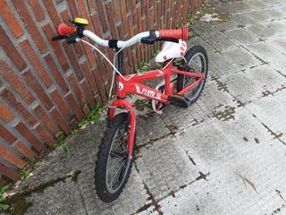 Bicicleta infantil roja