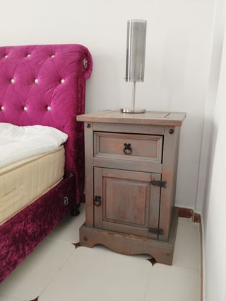 Dormitorio completo con cama y mesitas