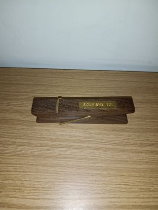 Pinza de madera con inscripción