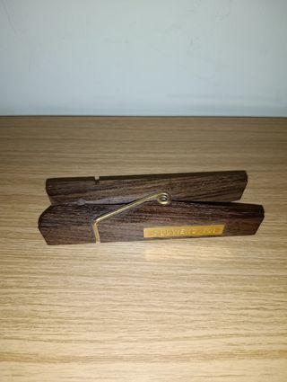 Pinza de madera con inscripción