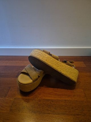 Sandalias de plataforma beige talla 40