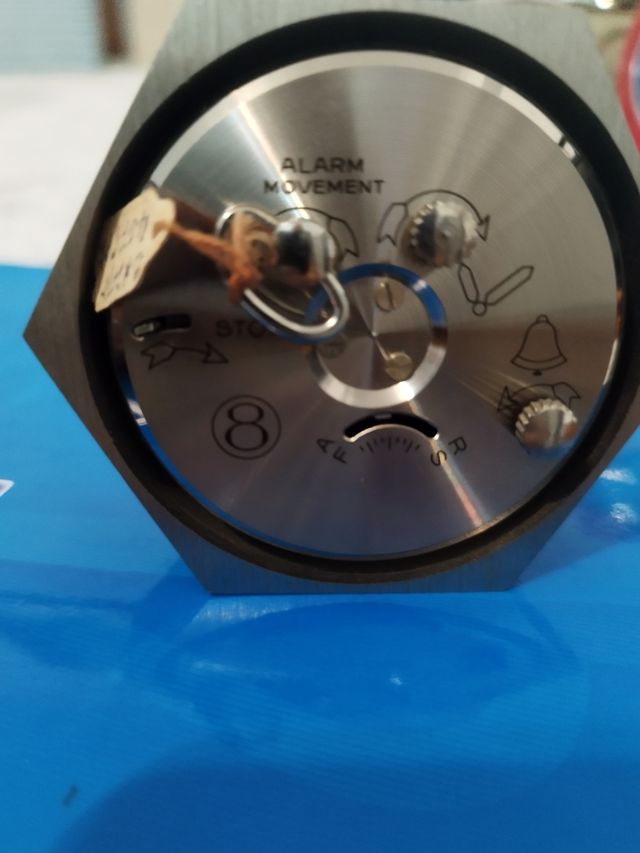 L'orologio Radiant Hexagonal Blue funziona