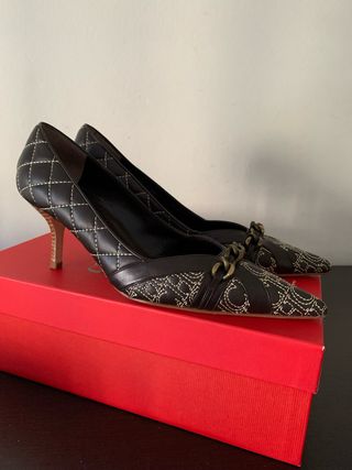 Zapatos de tacón negros con cadena