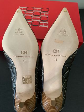 Zapatos de tacón negros con cadena