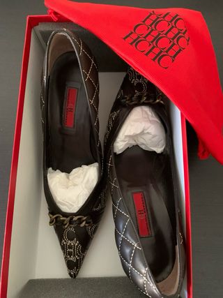 Zapatos de tacón negros con cadena