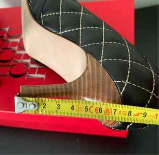 Zapatos de tacón negros con cadena