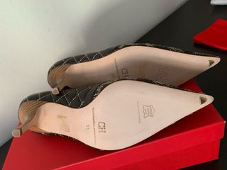 Zapatos de tacón negros con cadena