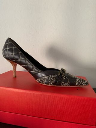 Zapatos de tacón negros con cadena