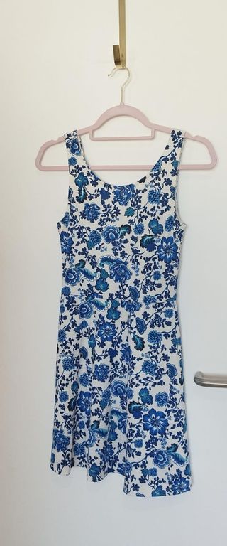 Vestido floral azul y blanco
