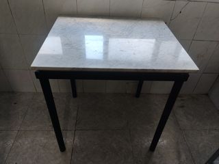 Mesa auxiliar de mármol