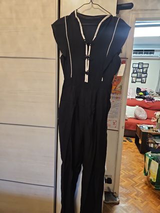 Mono negro con botones de estilo oriental