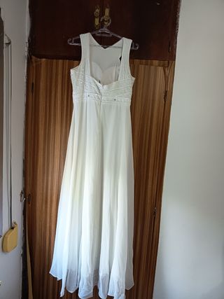 Vestido y zapatos de novia blancos 
