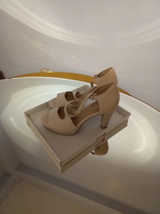Vestido y zapatos de novia blancos 

