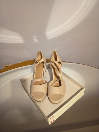 Vestido y zapatos de novia blancos 
