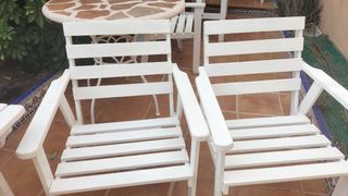 Dos sillones de madera blancos para terraza