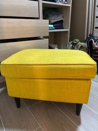 Butaca amarilla de tela Ikea+ reposapiés