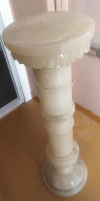 Lámpara de pie de mármol blanco con luz verde