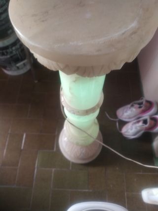 Lámpara de pie de mármol blanco con luz verde