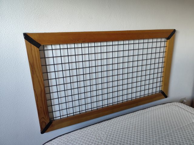 Cabecero de cama de madera y metal