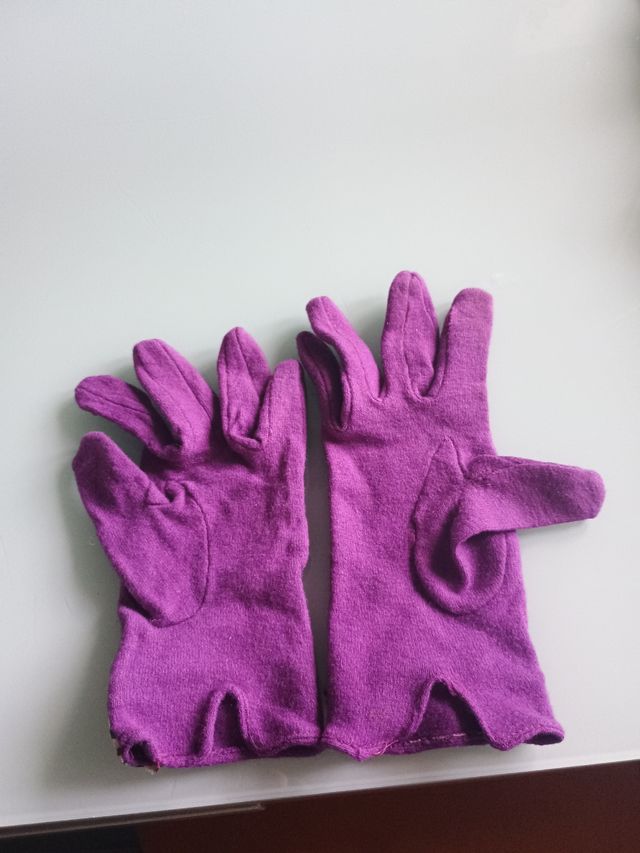 Guantes morados con lazo y cuadros