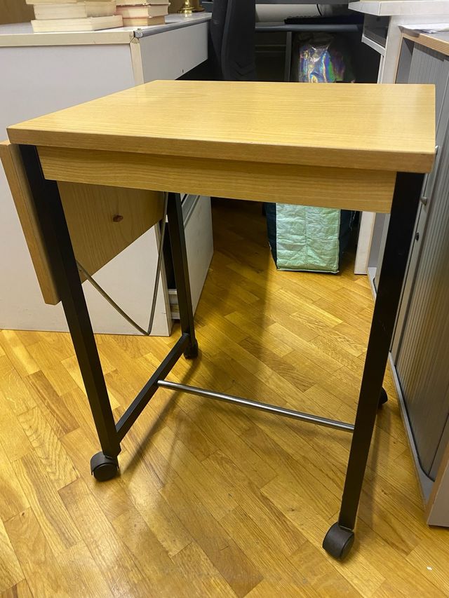 Mesita auxiliar de madera con ruedas