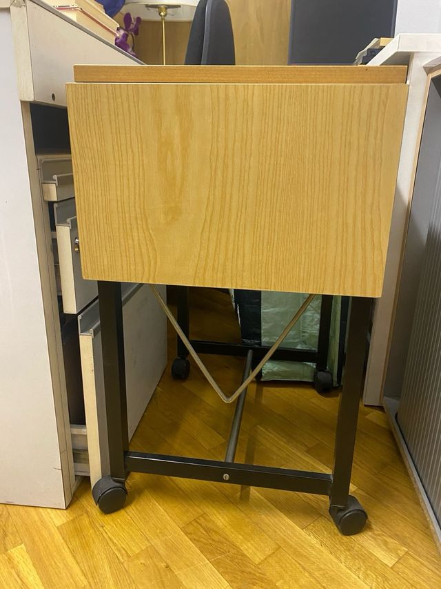 Mesita auxiliar de madera con ruedas