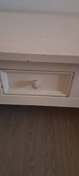 Mesa de centro de madera de pino pintada en blanca