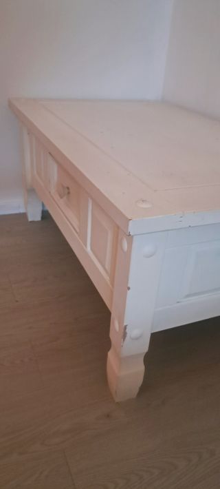 Mesa de centro de madera de pino pintada en blanca