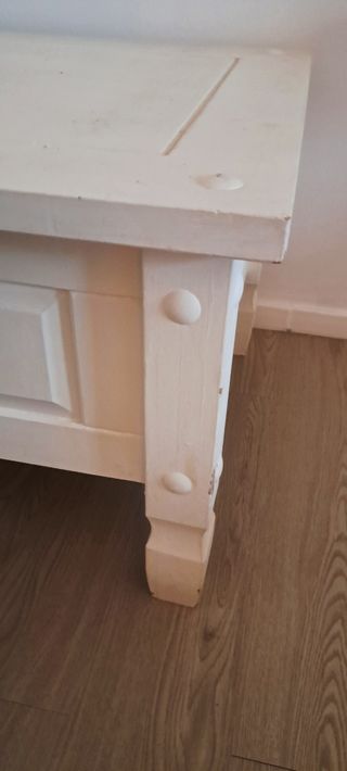 Mesa de centro de madera de pino pintada en blanca